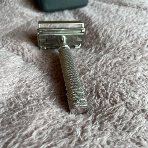 VINTAGE GILLETTE ARISTOCRAT JUNIOR RAZOR - Picture 9 of 10
