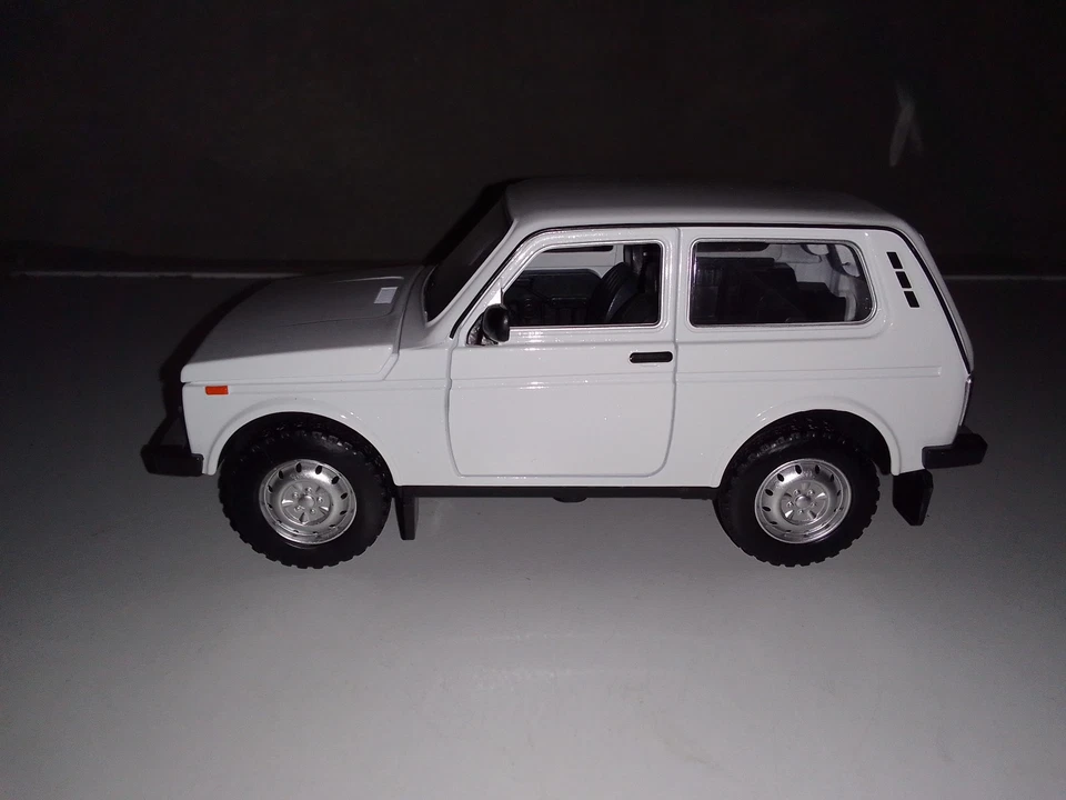LADA NIVA Russische Modellauto 1:24 mit Licht und Sound . Neu - Bild 3 von 4