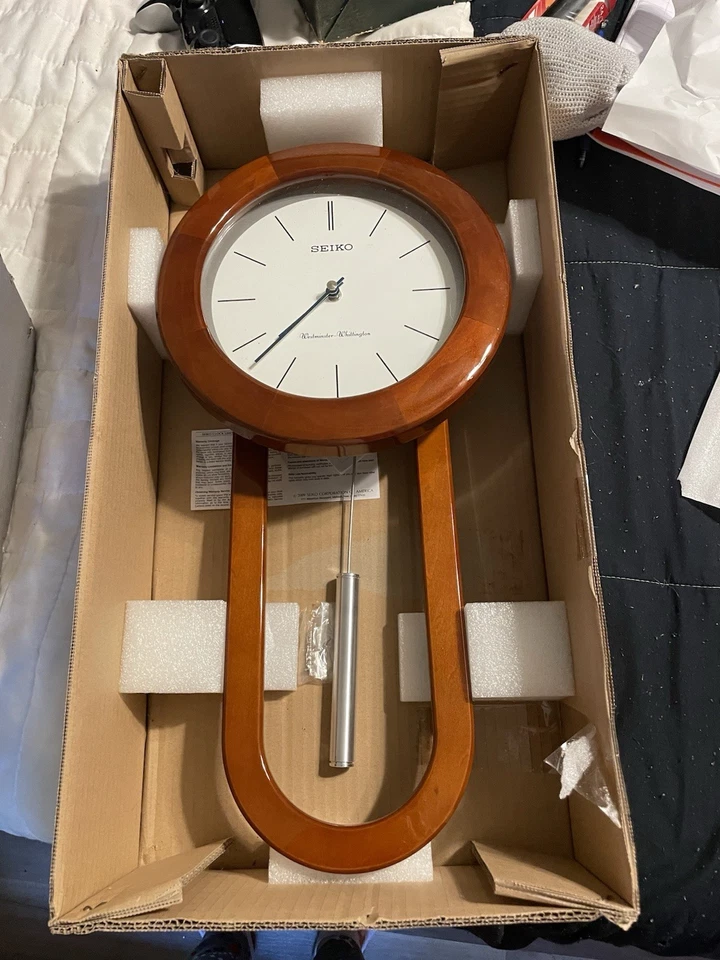 Reloj de pared Seiko con péndulo y campanas dobles 12”x23”x5” Foto 2 de 2