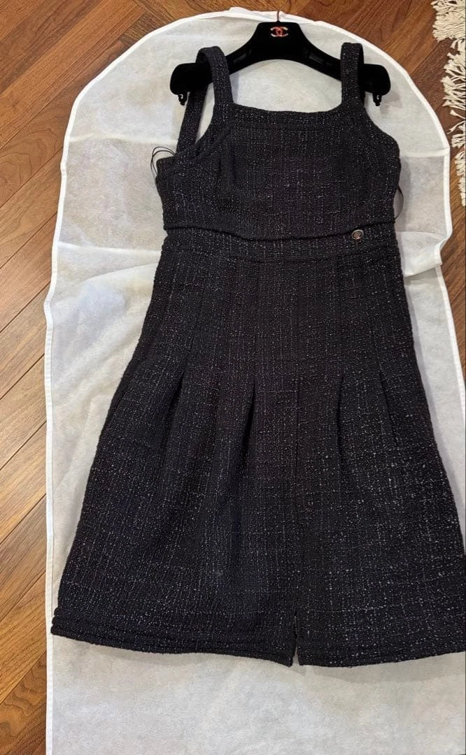 Chanel — CHANEL Black Sleeveless Tweed Dress Pleated Flare Octagon Buttons 36 SR2106