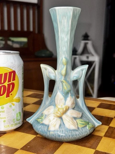 Roseville #187-7” blue Clematis Bud vase In Excellent Mint condition.