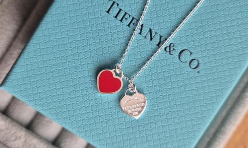 Return to Tiffany Doppel Herz Anhänger in Silber und roter Emaille Geschenkbox