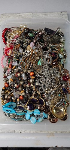 7+ lbs Huge Lot Costume Jewelry VTG Now Junk Art Craft & Wear Resell Mix In - Picture 7 of 7