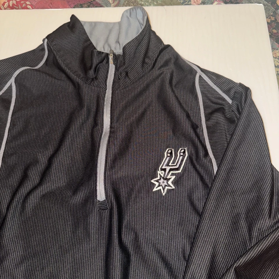 Suéter NBA San Antonio Spurs Para Hombre 1/4 Cremallera - Negro - Talla XL Foto 2 de 4