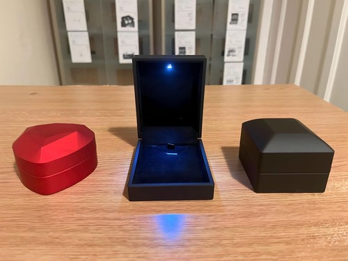 Samt LED Anhänger Box 🌟 Elegant Schwarz Halskette Schmuckkästchen mit Soft Touch - Bild 1 von 3