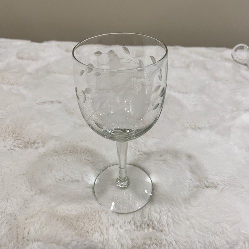 Princess House Etched Crystal Heritage 7 oz. Hand-blown Wine Glasses - Picture 2 of 6