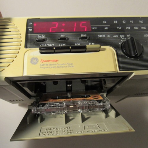 Modelo GE SPACEMAKER de colección: 7-4285A AM/FM estéreo con reloj, luz y toma de corriente añadida - Imagen 19 de 21