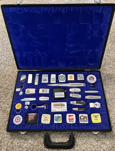 Vintage 34 Barlow venditore campione valigetta accendini nastro misura coltelli portachiavi - Foto 1 di 12