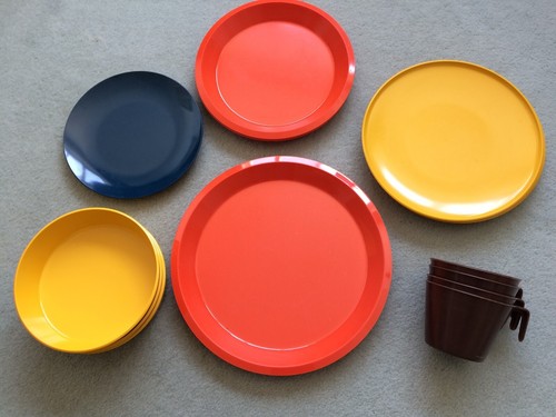 VINTAGE 1960S 70S LOT OF MELAMINE PLATES BOWLS CUPS CAMPING RETRO - Picture 5 of 10