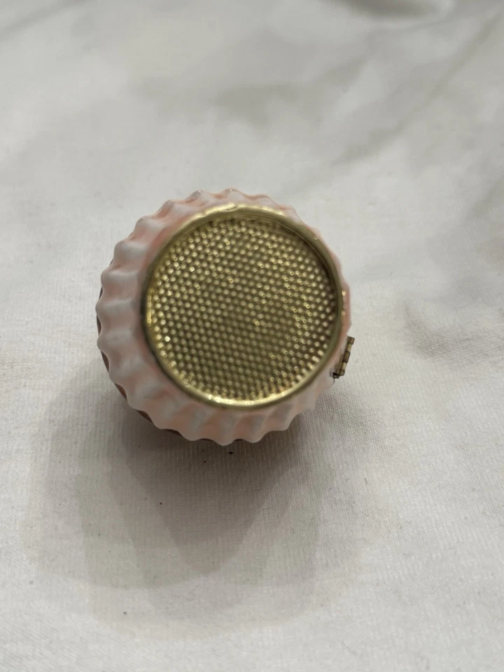 Cupcake con caja de baratijas heladas. Juego de mano cristales de Swarovski y esmalte rosa Foto 4 de 4