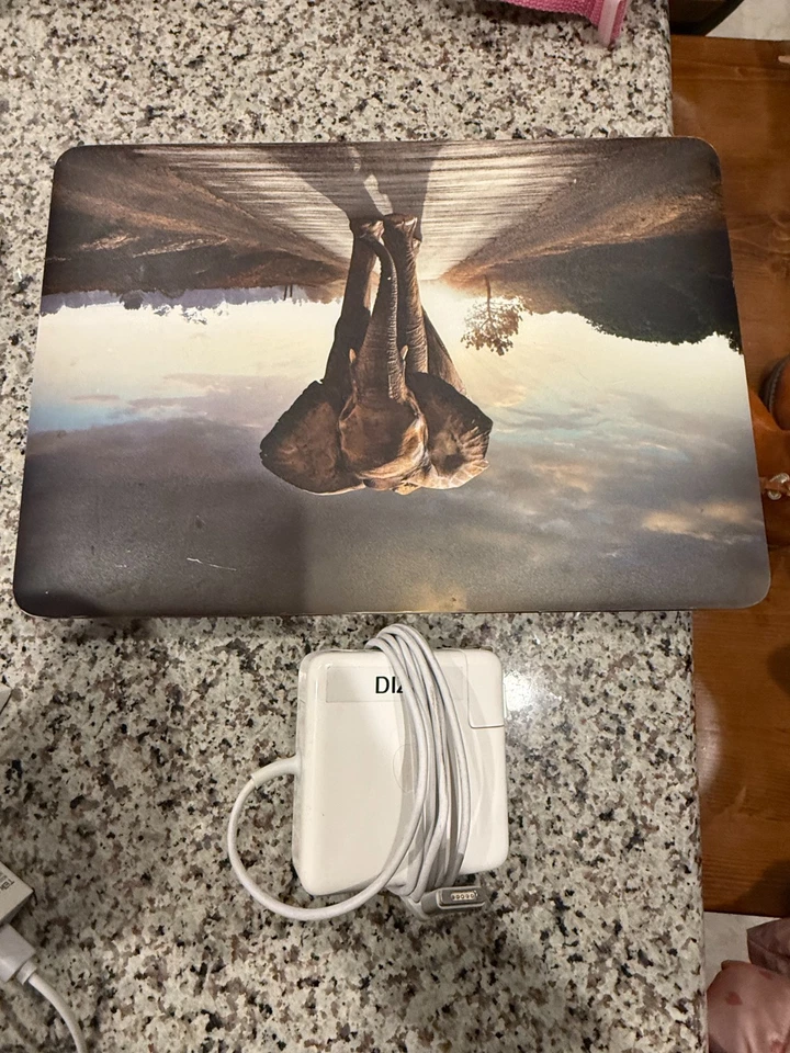 2015 Apple MacBook Air 7.2 13” 8GB/256GB SSD - (Silver) W/ Hardcase - Image 4 of 4