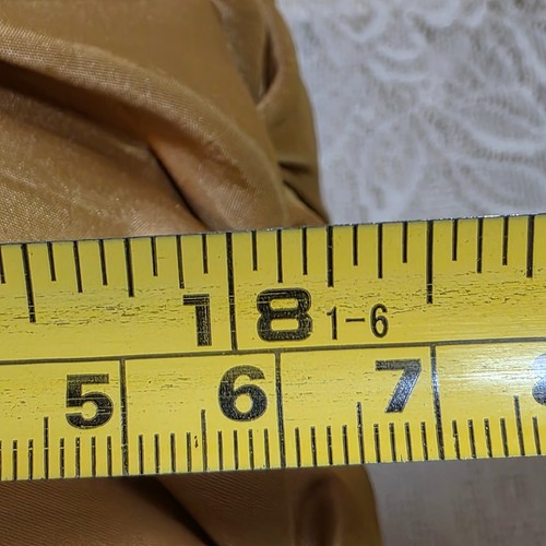 Almohada de satén dorada rectangular de colección años 70 diseño acolchado decoración boho glam botón grande - Imagen 7 de 9