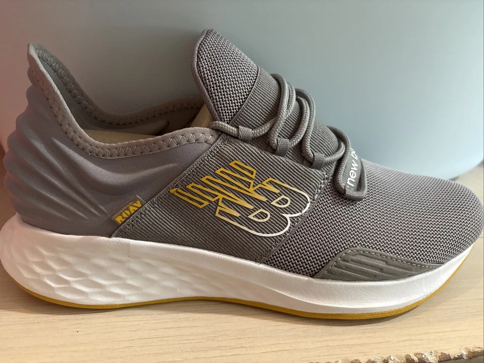 Zapatillas de running New Balance Fresh Foam Roav v1 en combinación de colores gris y dorado Foto 3 de 4