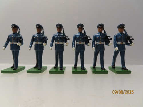 BRITAINS COLLECTORS CLUB RAF ROYAL AIR FORCE METAL SOLDAT SET 6 Marching Men...