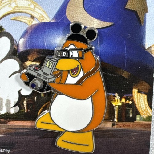 2010 DISNEY CLUB PENGUIN MYSTERY PIN TOURIST CAMERA SORCERER MICKEY HAT CARD - Picture 2 of 11