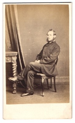 Fotografie Stuart Brothers, Knightsbridge, Herr im Anzug mit Backenbart sitzend 
