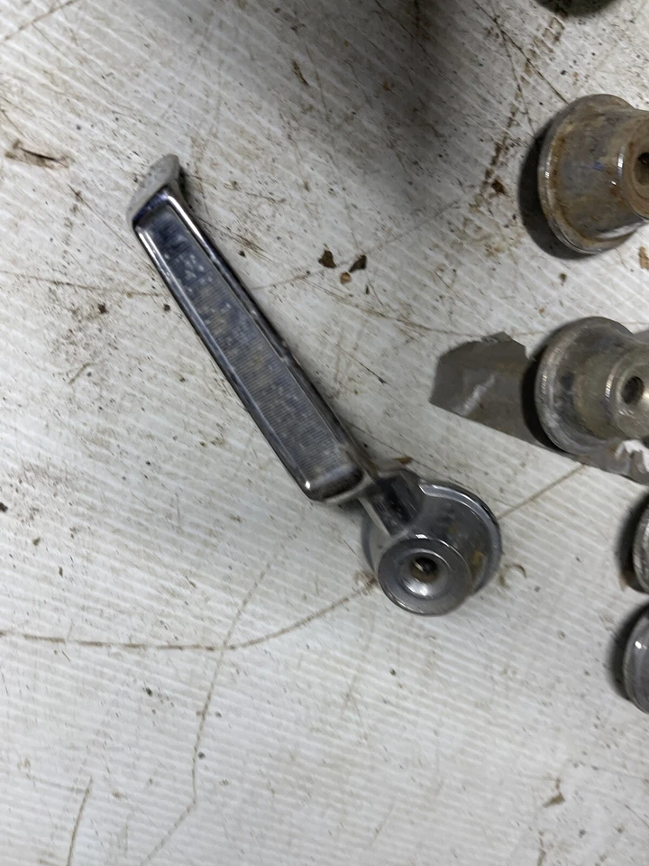 Plymouth Barracuda 1965-66 puerta interior y bielas de ventana Foto 2 de 4