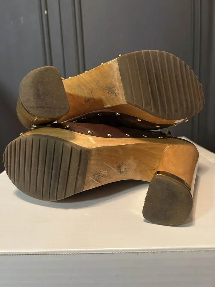 Zuecos de tacón de madera Tory Burch de cuero marrón talla 6 con logotipo tachonado Foto 3 de 4
