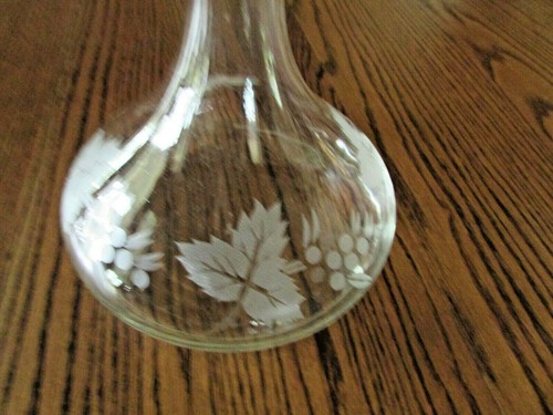 Vintage Etched Heavy Glass 10"  Wine Liquor Barware Decanter w/Glass Stopper - Picture 10 of 10