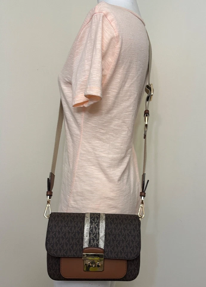 BOLSO MENSAJERO MICHAEL KORS SLOAN EDITOR MARRÓN MK SOLAPA MEDIA RAYAS CENTRALES Foto 2 de 4