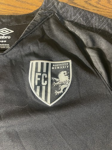 Men's Umbro Manchester FC black embroidered soccer jersey, size M - Picture 3 of 9