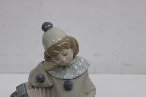 LLADRO CLOWN GIRL WITH ACCORDION READING A BOOK FIGURINE - Picture 2 of 9