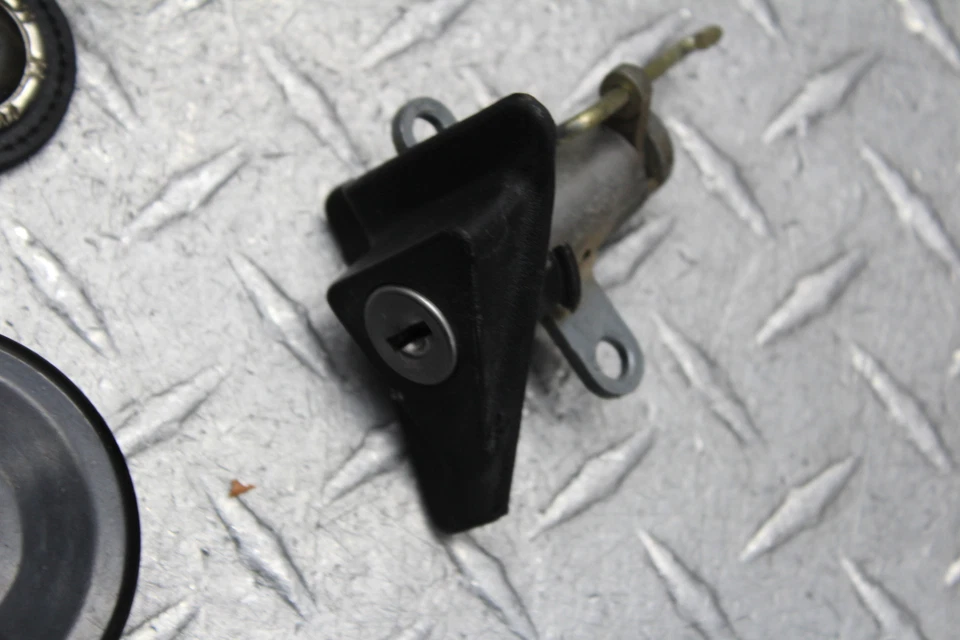 1988 年 YAMAHA VMAX 1200 VMX1200 发射锁钥匙套装带气体盖和座椅锁 — 第 3/4 张图片