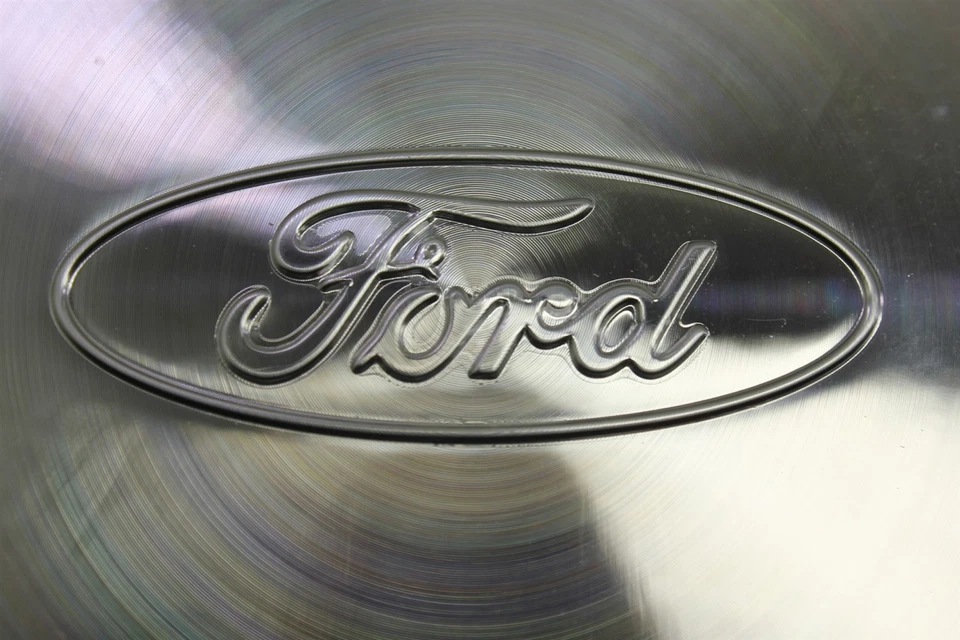 Tapacubos de rueda plateado 2000 contorno FORD YS8Z1130GA nuevo stock antiguo nuevo de fábrica OEM Foto 3 de 4