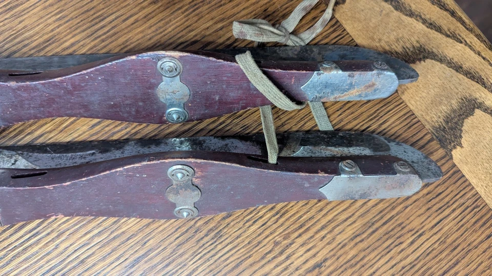 Patines de hielo antiguos de madera de 17" Foto 4 de 4