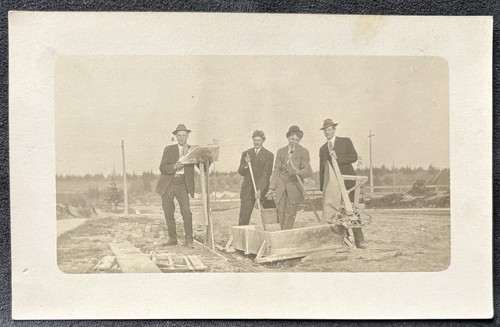 RPPC FOTO REAL POSTAL 4 HOMBRES EN SITIO DE CONSTRUCCIÓN FINGIENDO VERTER CONCRETO - Imagen 1 de 3