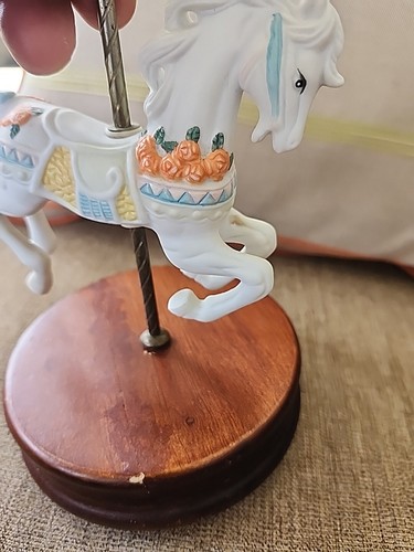 Caja de música de porcelana Interpur carrusel para caballos con base de madera - Imagen 7 de 10