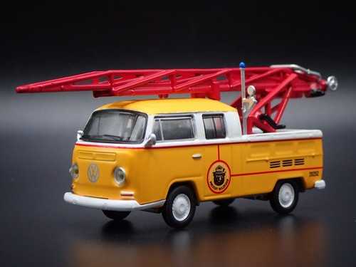 2025 GREENLIGHT 1968 VOLKSWAGEN TYPE 2 DOUBLE CAB TRUCK SMOKEY BEAR SERIES 4 - Picture 2 of 7