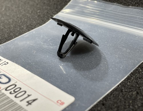 88 - 90 TOYOTA LAND CRUISER FJ62 HOOD LINER INSULATION PAD RETAINER CLIP OEM NEW - Picture 3 of 3