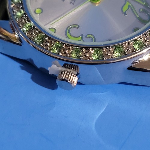 OROLOGIO DA DONNA quadrante tono argento accento cristallo verde cassa rotonda cinturino verde COSÌ COM'È - Foto 2 di 5