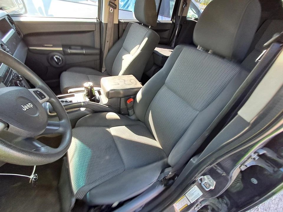 Used Front Right Door Assembly Front fits: 2009 Jeep Commander Front Right Grade Foto 4 de 4