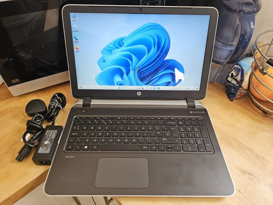 Silver HP Pavilion 15p Intel Core i3 240GB SDD 8GB RAM Win 11 Webcam HDMI Laptop - Image 2 of 4
