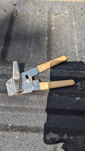 Vintage Swing Away Can Opener Bottle Opener Beige Grip Manual 7" USA Kitchen - Picture 2 of 4