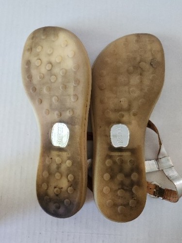 BORN 9M SILVER LEATHER SANDALS SHOES THONG ELASTIC BACK STRAP - Picture 8 of 8