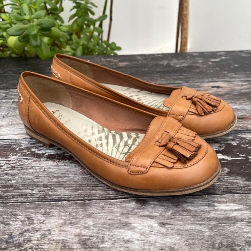 CLARKS Loafer Slip On Flat Shoes Size 4.5 Wide Fit Tan Brown Tassel Cushion Soft - Afbeelding 1 van 7