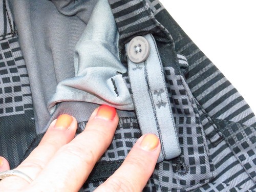 Under Armour Golf Shorts Black Boys Size Medium Loose Fit Adjustable Waist YM - Picture 4 of 4