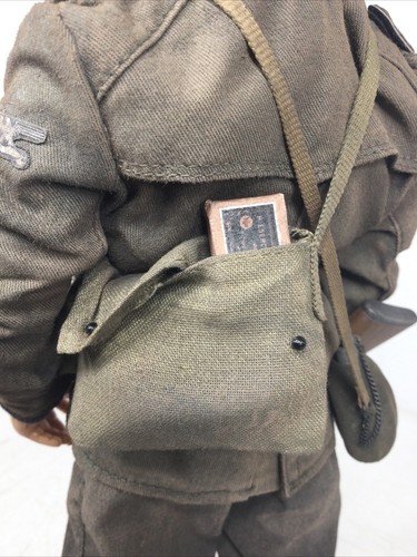 1/6 ARMA PERSONALIZZATA WW2 29° SS ITALIANA VOL. DIV GRANATIERE BERETTA SMG & GRANATE - Foto 16 di 24