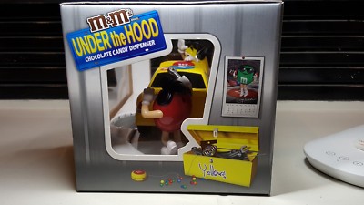 M&M's UNDER the HOOD チョコレート M&M's Under The Hood CAR Candy Dispenser Yellow Limited