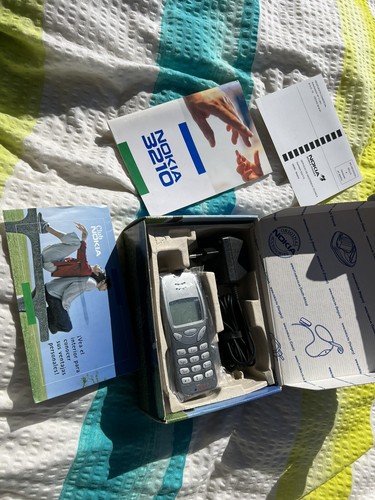 Nokia 3210 - fabrycznie nowy telefon, nigdy nie używany. Kompletne pudełko zestaw #2 - Zdjęcie 1 z 12