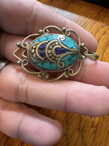 Hermosa piedra tibetana multicolor con colgante vintage de latón - Imagen 4 de 12