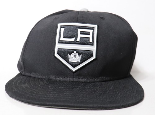 Cappello aderente Los Angeles Kings LA NHL Fanatics nero logo autentico Pro taglia 7 - Foto 1 di 7