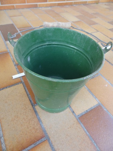 Alter Metalleimer Blecheimer Dekoration Pflanzeimer Emaileimer Garten Holzgriff - Bild 1 von 10