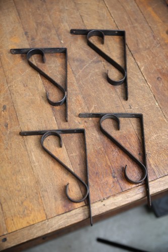 Vintage Metal shelf brackets industrial antique set of 4 ornate hardware - Picture 4 of 7