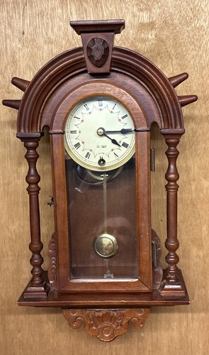 NICE VINTAGE OAK WALL CLOCK WITH PENDULUM (108A)