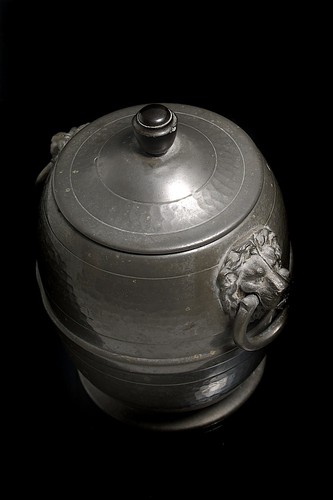 VINTAGE HALL BROS HAND BEATEN PEWTER LION HANDLE BISCUIT BARREL 1950S - Picture 4 of 18