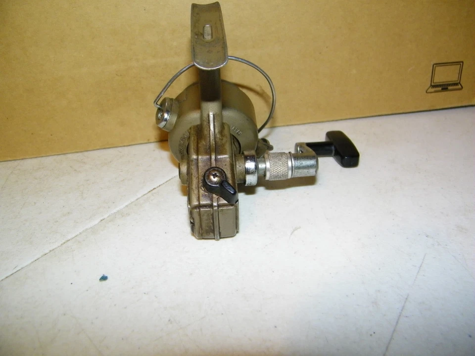 Bonito carrete giratorio ligero de alta velocidad Daiwa 7150HRL de colección Foto 4 de 4